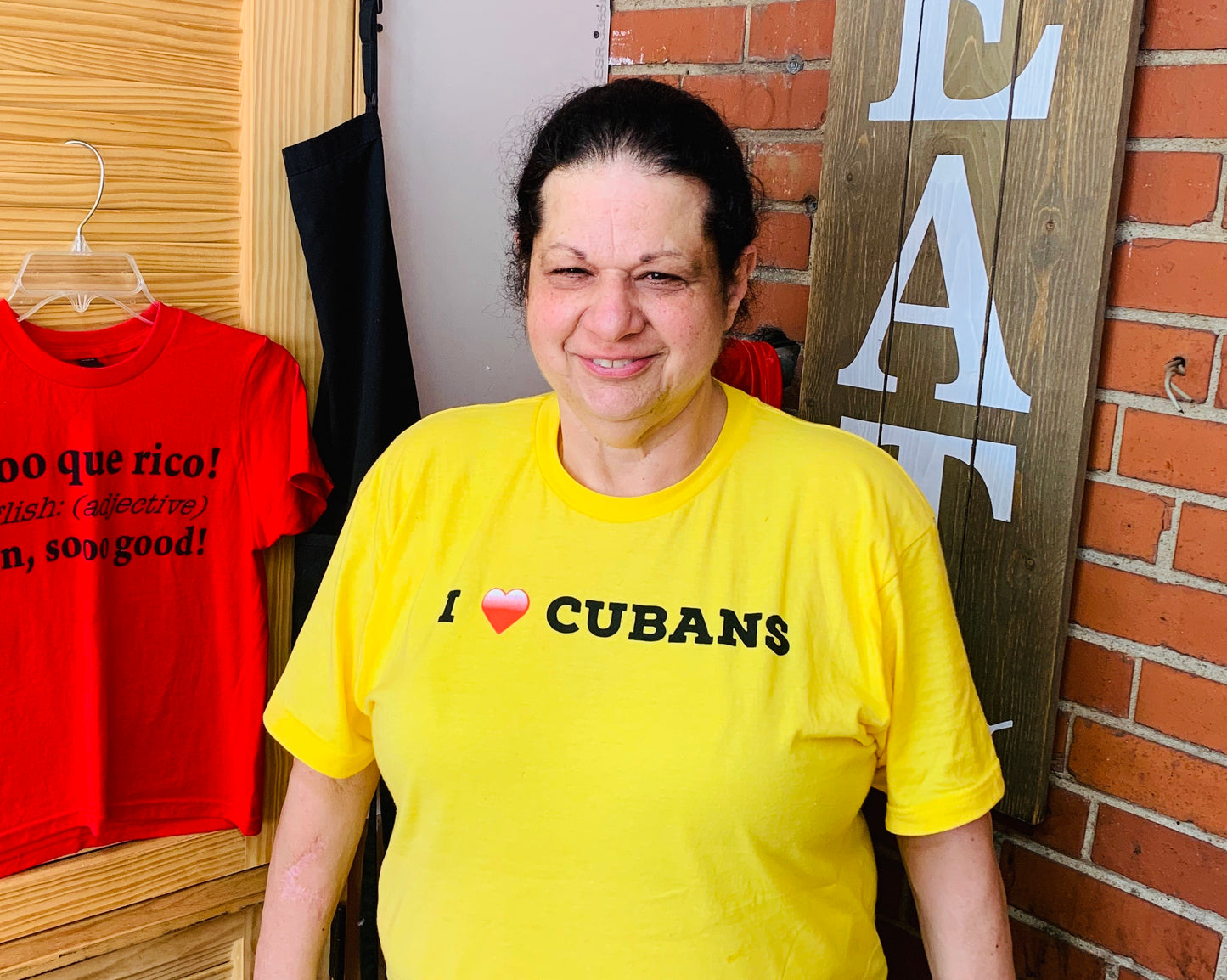 “T-shirt “I ❤️ Cubans” Rum Cake Lady T-Shirts